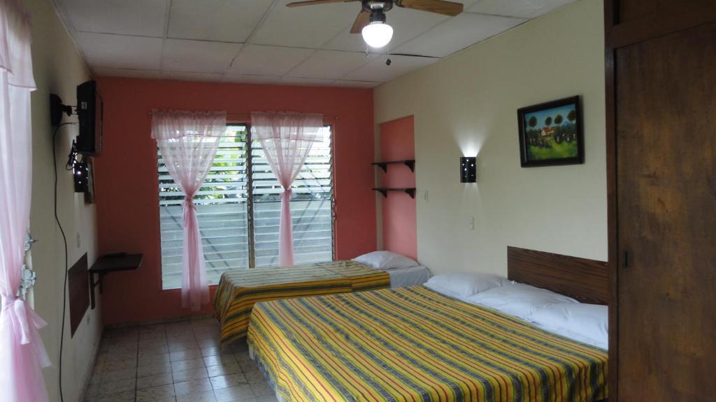 Hostal Dona Marta San Salvador Bilik gambar