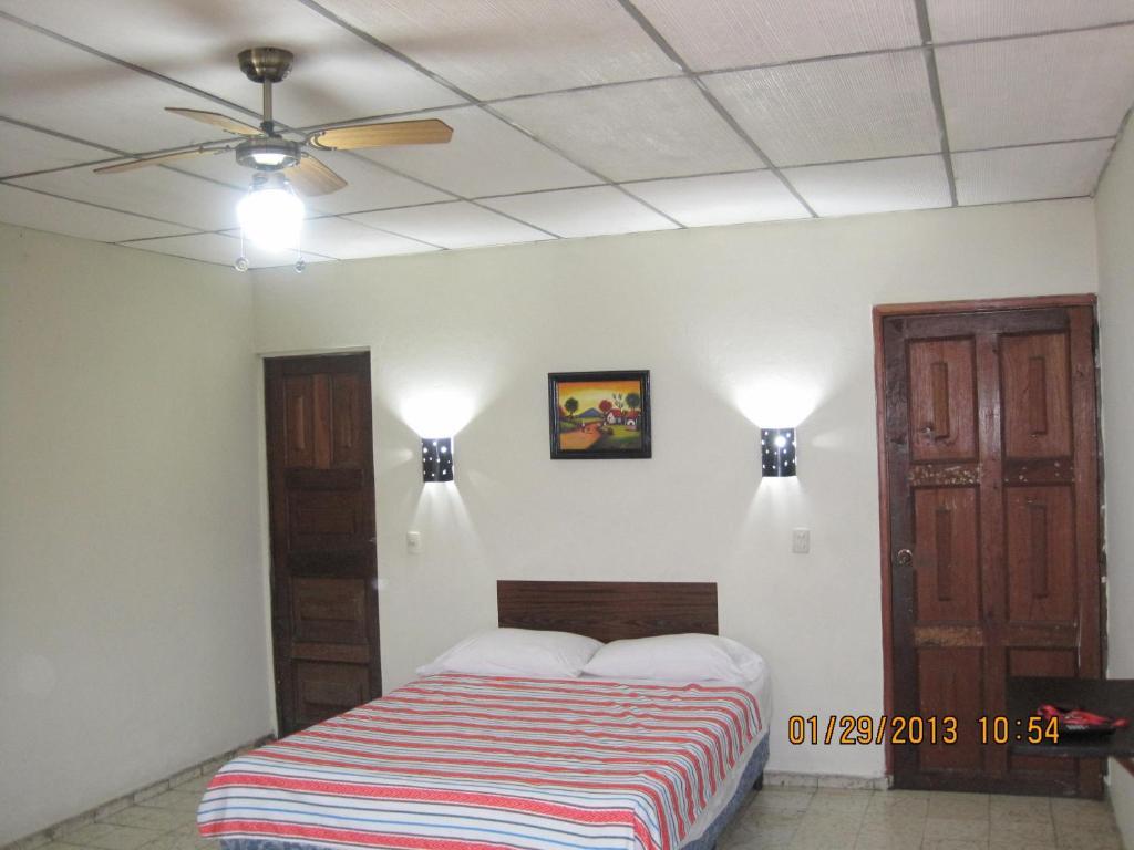 Hostal Dona Marta San Salvador Bilik gambar